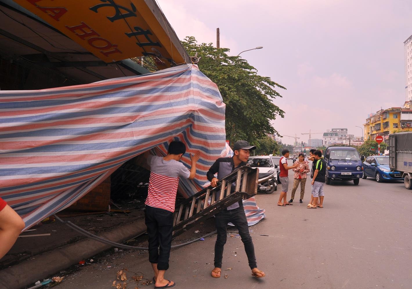 Nhân viên quán bia và lực lượng chức năng tiến hành phong tỏa hiện trường.