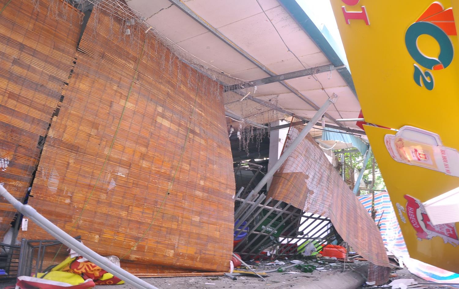 Thượng tá Nguyễn Anh Tuấn, Phó trưởng phòng Cảnh sát PCCC Cầu Giấy xác nhận, hai vợ chồng và một cháu nhỏ nhà kế bên quán bia bị thương, đã được đưa đi cấp cứu kịp thời. Thượng tá Tuấn nhận định, nguyên nhân nổ là do rò rỉ khí gas, chỉ có một tiếng nổ duy nhất và không xảy ra cháy. Các bình gas lớn và mini sót lại đã được chuyển đến nơi an toàn.