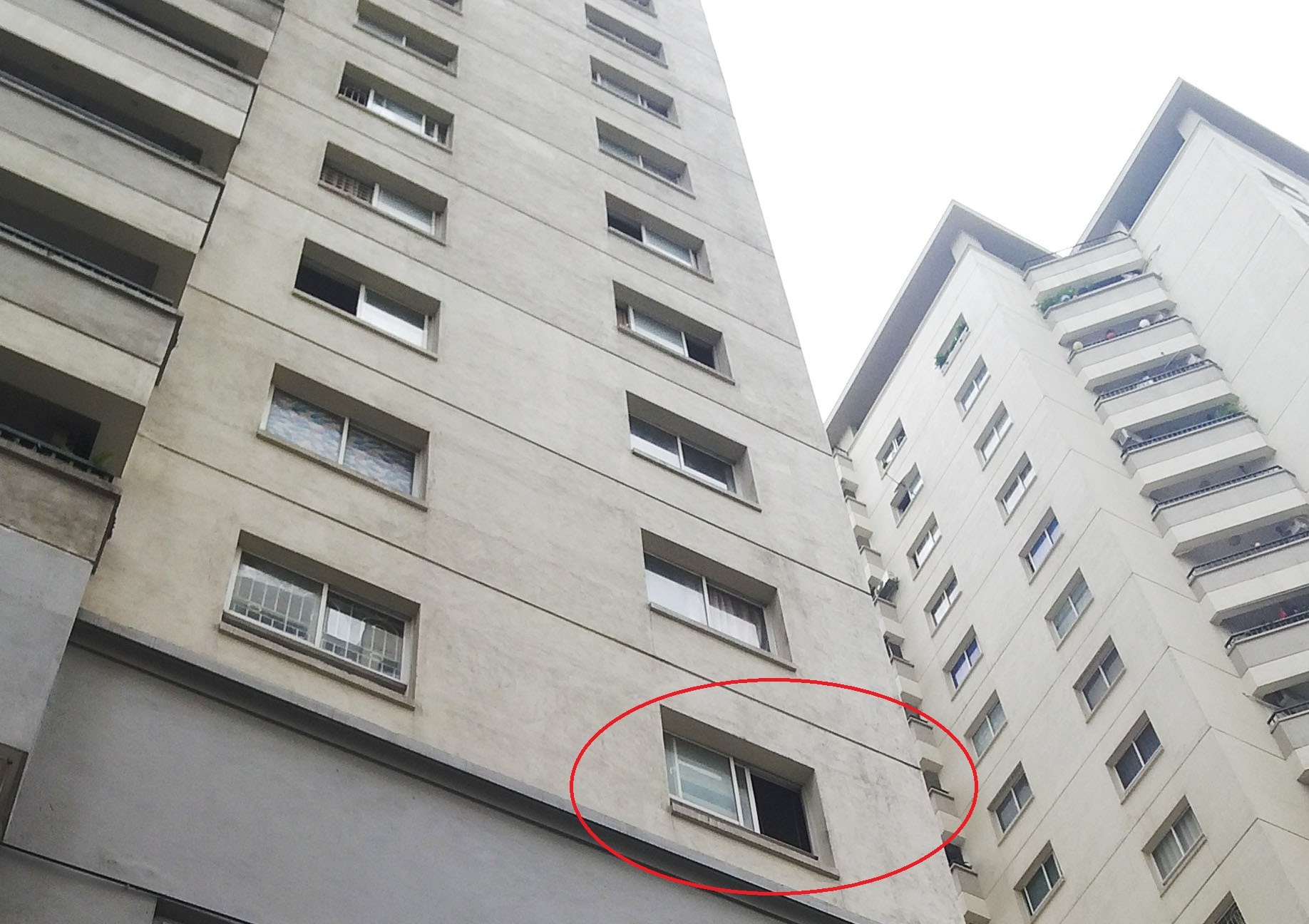 Be 7 tuoi roi tu tang 4 khu do thi xuong dat hinh anh