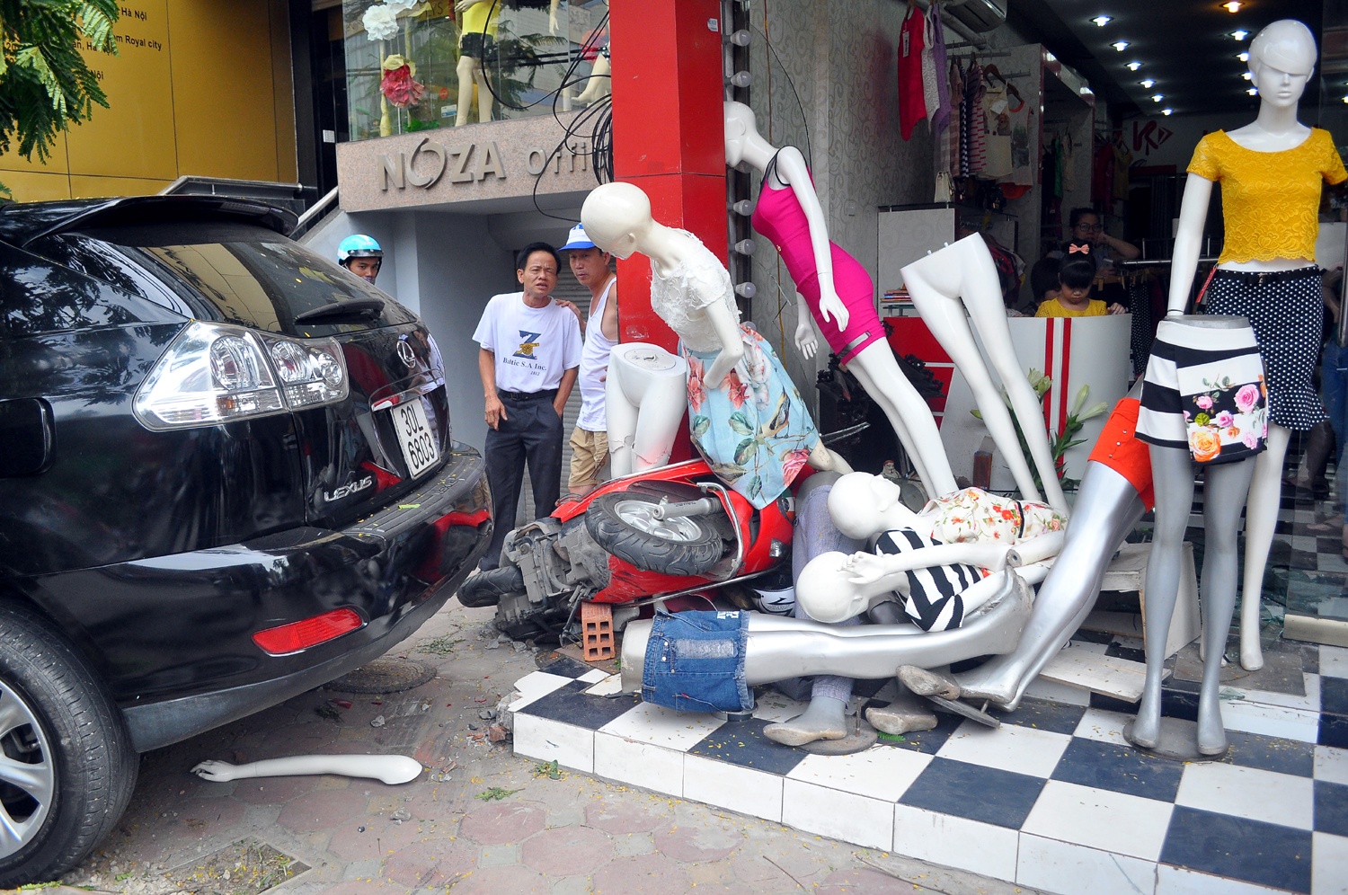 Một số nhân chứng khác cũng cho biết, trước khi gây tai nạn ở đường Cầu Giấy, tài xế này cũng đã đâm vào một người lái xe đạp bán hoa quả cách đó không xa. Khi mọi người cố gắng đưa tài xế ra khỏi xe phát hiện người này đã có hơi men và trong tình trạng nguy kịch. Nhiều người đã báo lực lượng chức năng tới hiện trường.