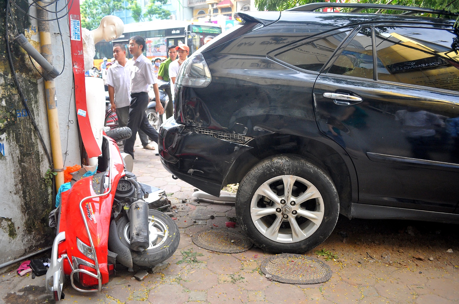 Lai xe Lexus nguy kich sau vu tai nan lien hoan hinh anh