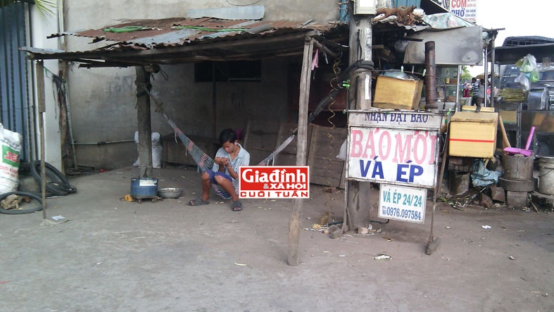 ăn nhà lụp xụp của vợ chồng anh Tưởng.