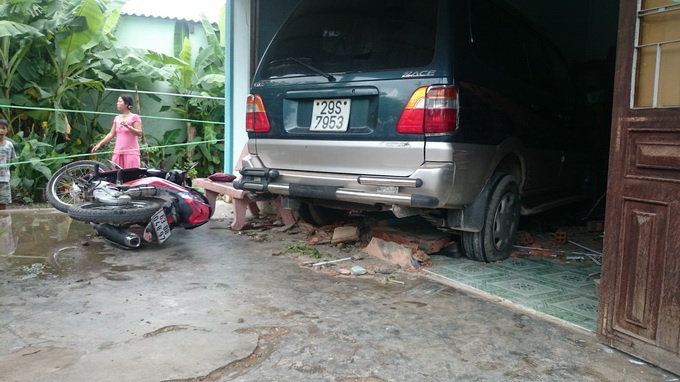 Oto lao vao nha, dam trung ba bau nam tren vong hinh anh