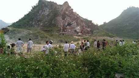 No min tim hai nan nhan bi vui trong mo da o Phu Tho hinh anh