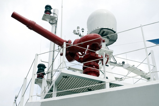 Một trong 2 súng phun nước có thể vươn xa tới 150 mét.  