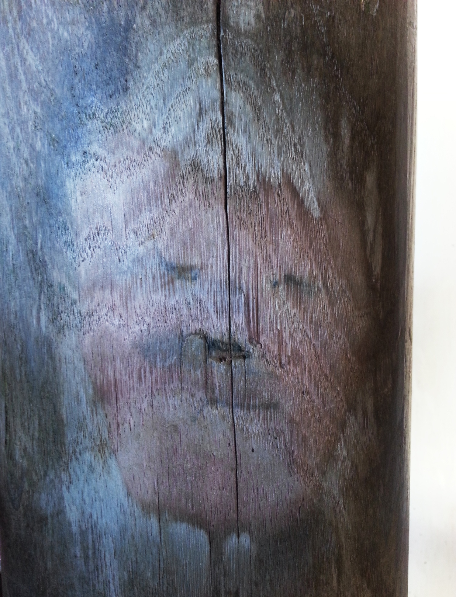 Hình ảnh được cho là mặt người nổi trên cột nhà ông Đoàn Văn Đương (Hải Hậu, Nam Định).