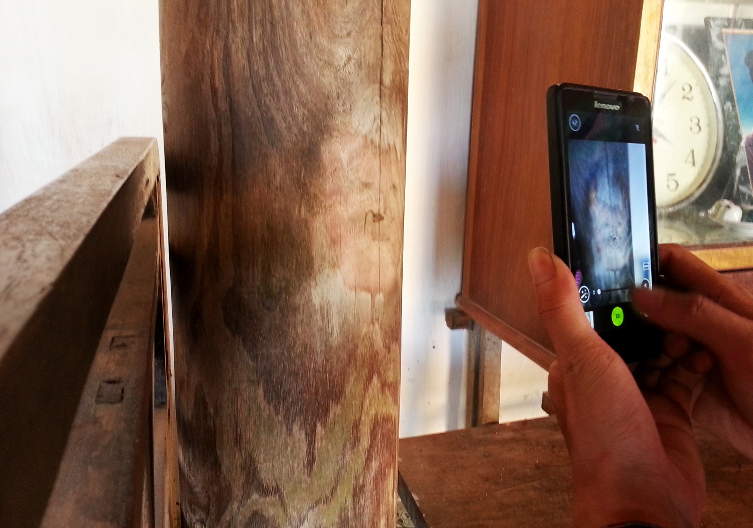 Nhung loi don doan ve hinh mat nguoi noi tren cot nha hinh anh