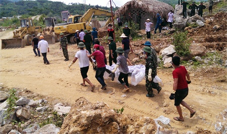 Nguoi lai may xuc duoc tim thay sau 4 ngay bi da vui hinh anh