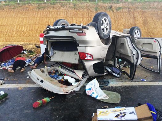 Chiếc ô tô bị lật trên cao tốc Hà Nội - Lào Cai.