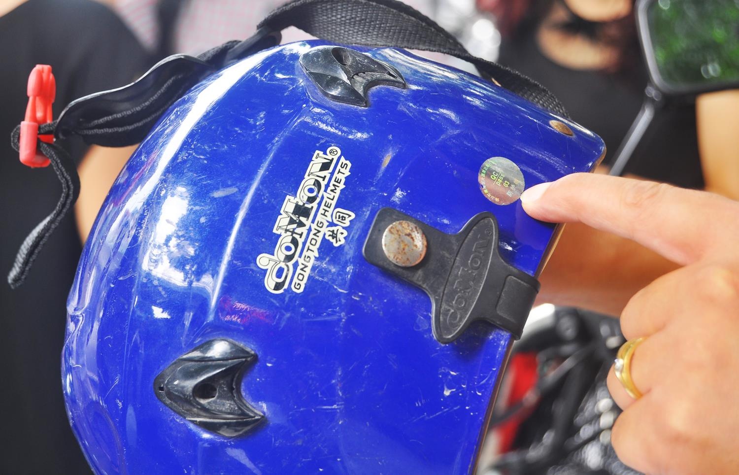 Mũ bảo hiểm đầy đủ 3 lớp nhưng mất tem hoặc tem không phải tem tiêu chuẩn thì sẽ không bị lực lượng CSGT xử phạt.