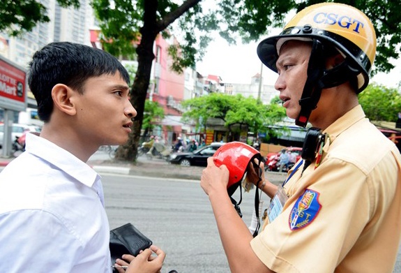 Khong phat nguoi doi mu 'khong du 3 lop' hinh anh