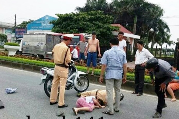 CSGT Hai Duong len tieng ve buc anh chien si va cham voi dan hinh anh