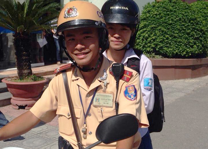 Cac nu sinh viet thu cam on CSGT dua di thi hinh anh