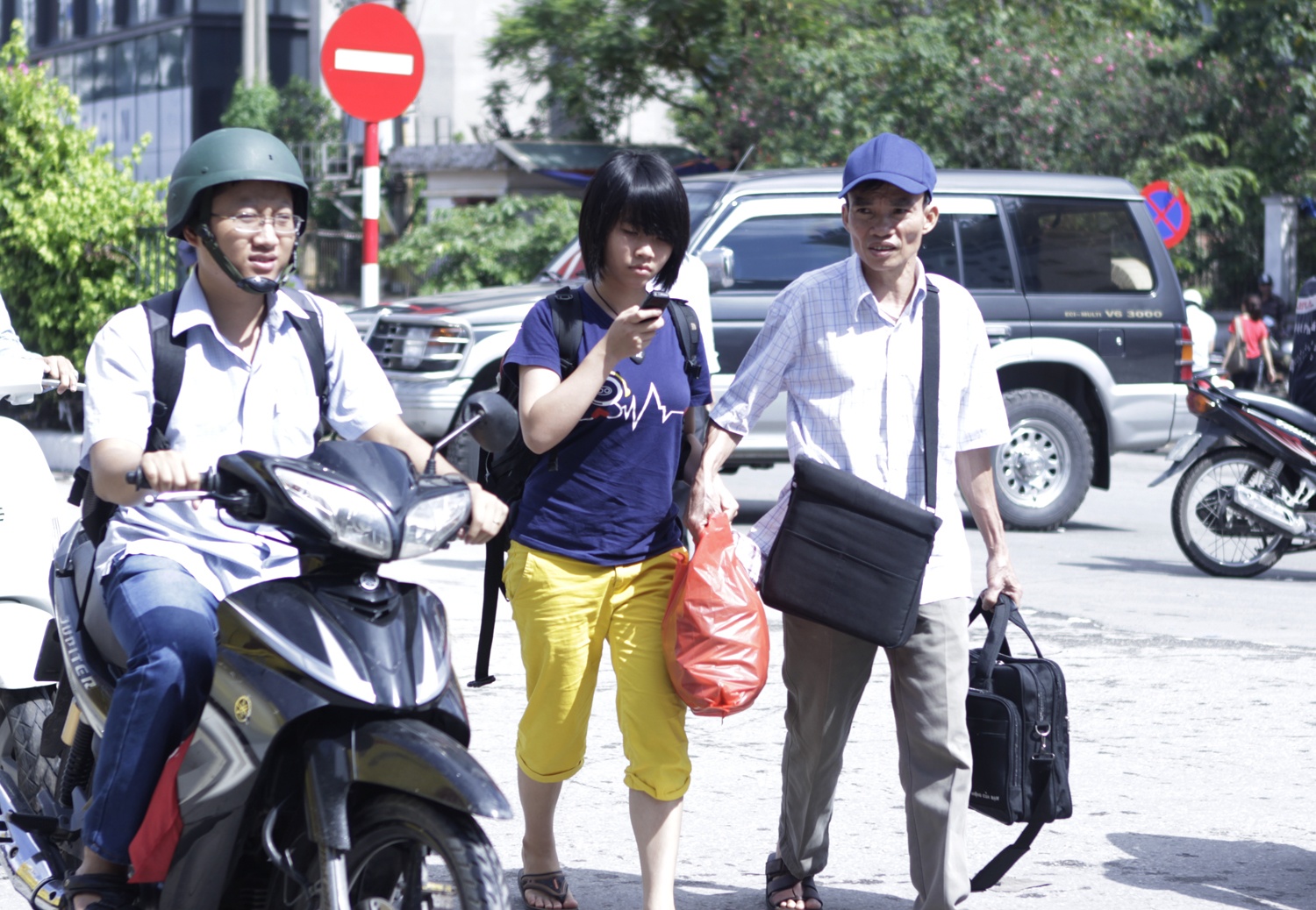 Nhiều phụ huynh và học sinh chật vật tìm phòng trọ.