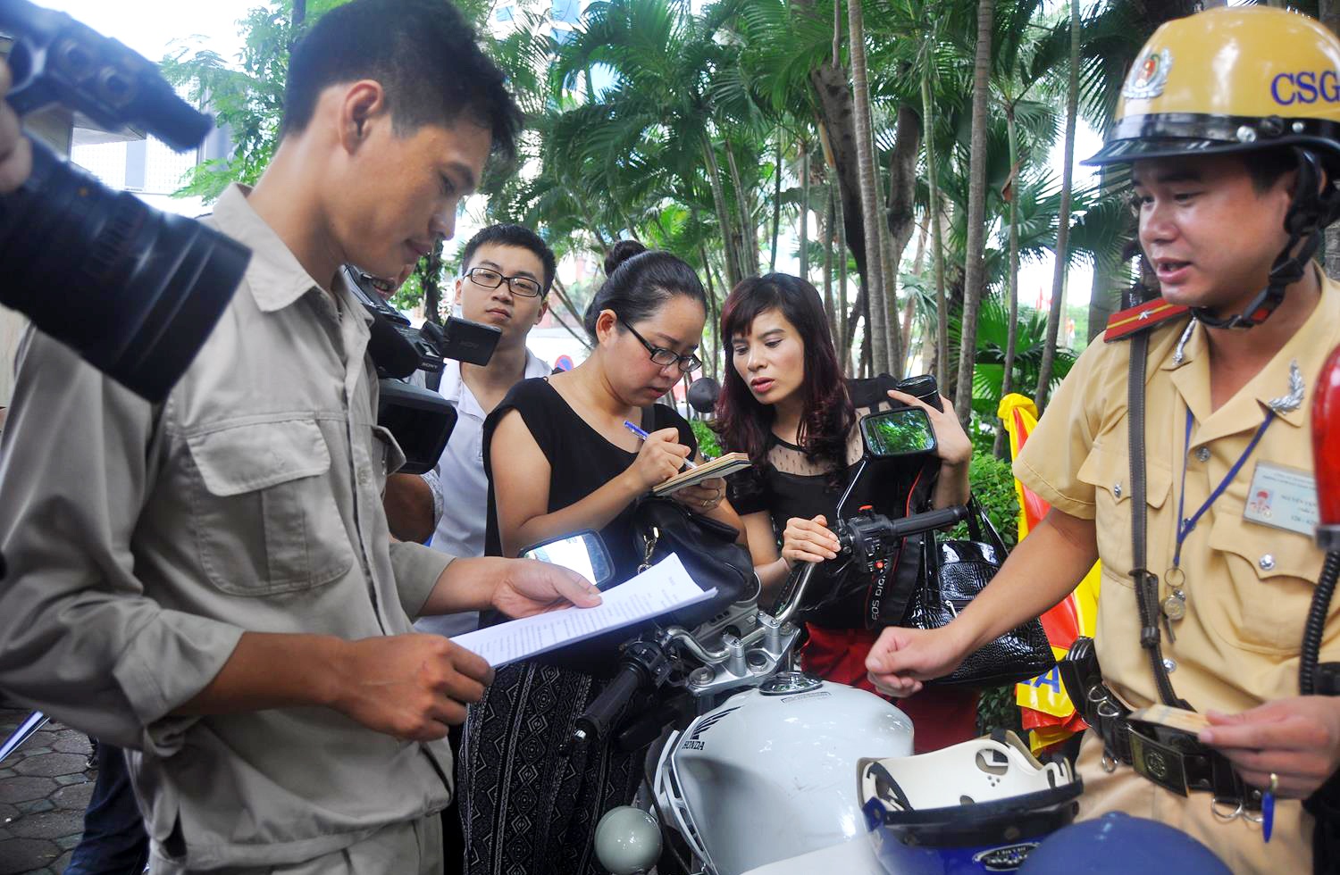 Lực lượng chức năng ra quân nhắc nhở người tham gia giao thông đội mũ không đủ 3 lớp ngày 1/7.