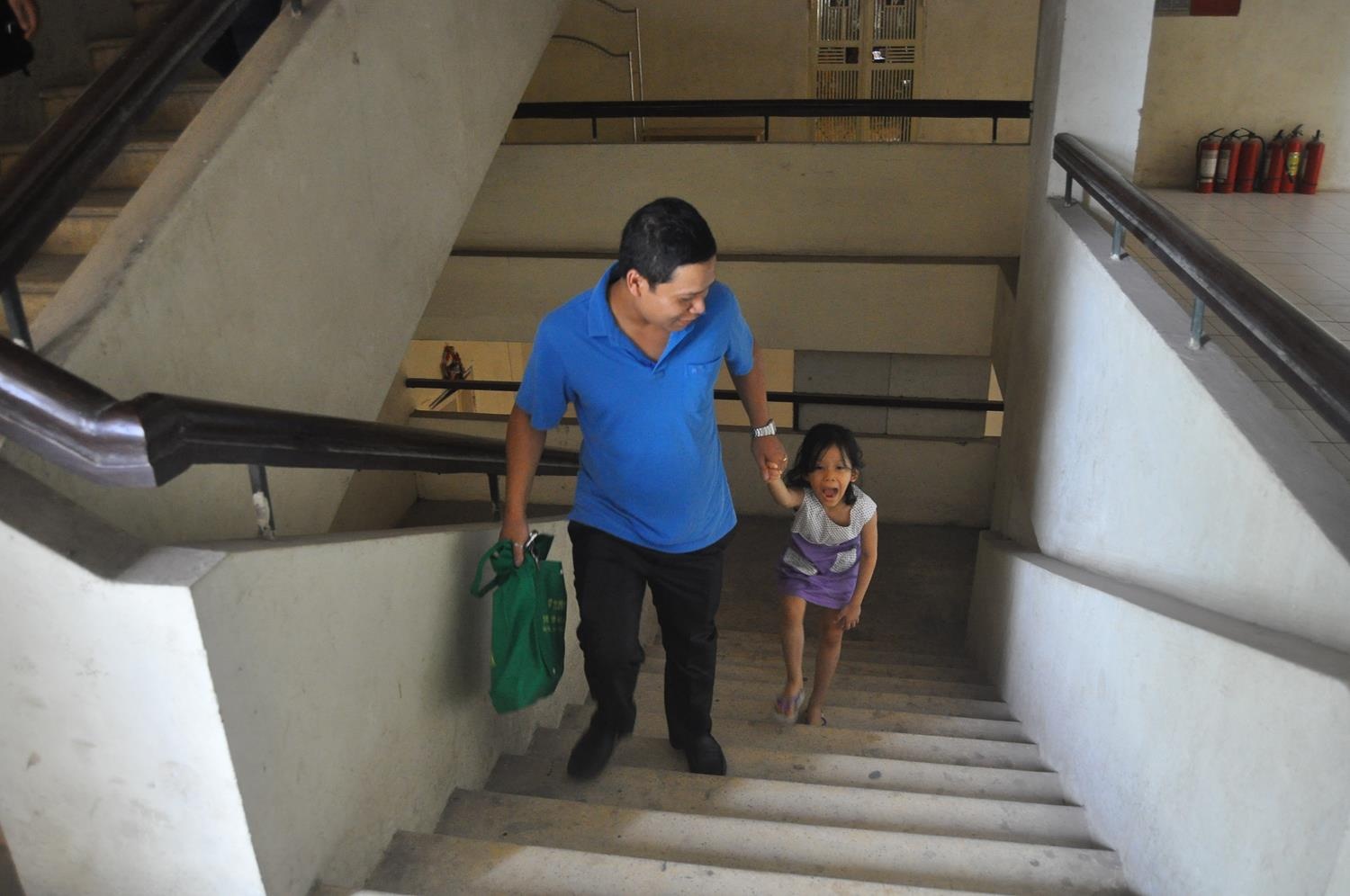 Người dân tòa nhà N5A chật vật từ ngày xảy ra sự cố.