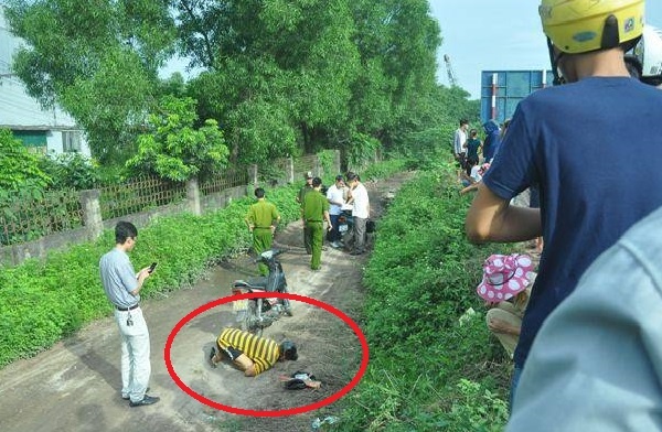 Thi thể người đàn ông chết trong tư thế quỳ gối, úp mặt xuống đất.