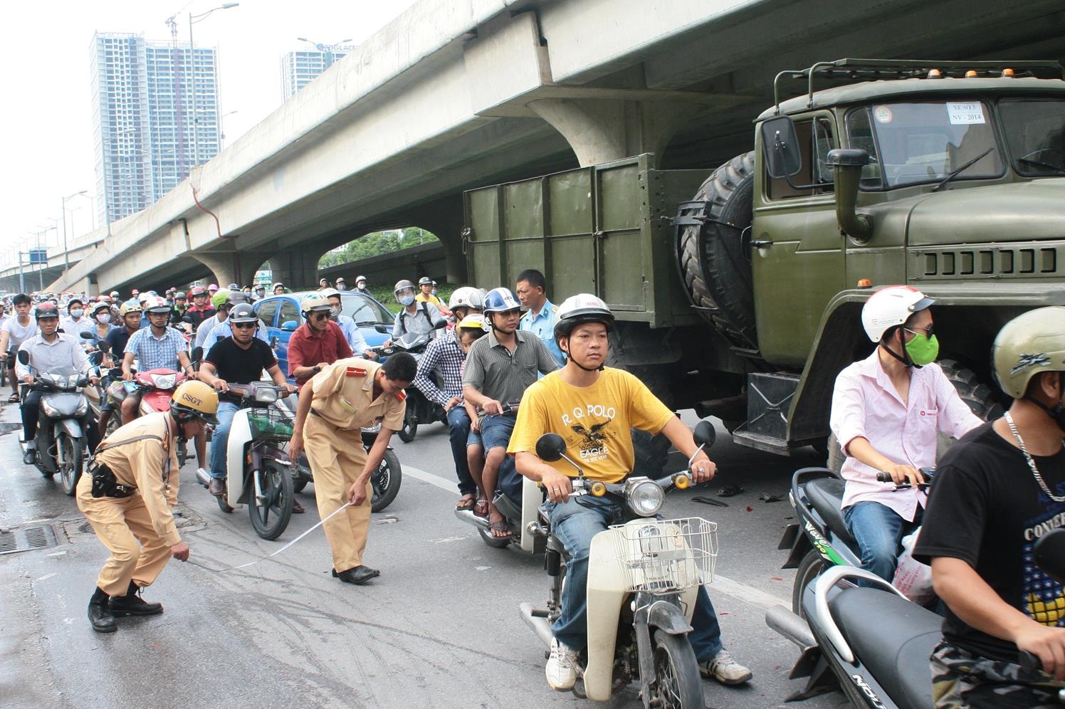 Chiếc xe biển đỏ gây tai nạn.