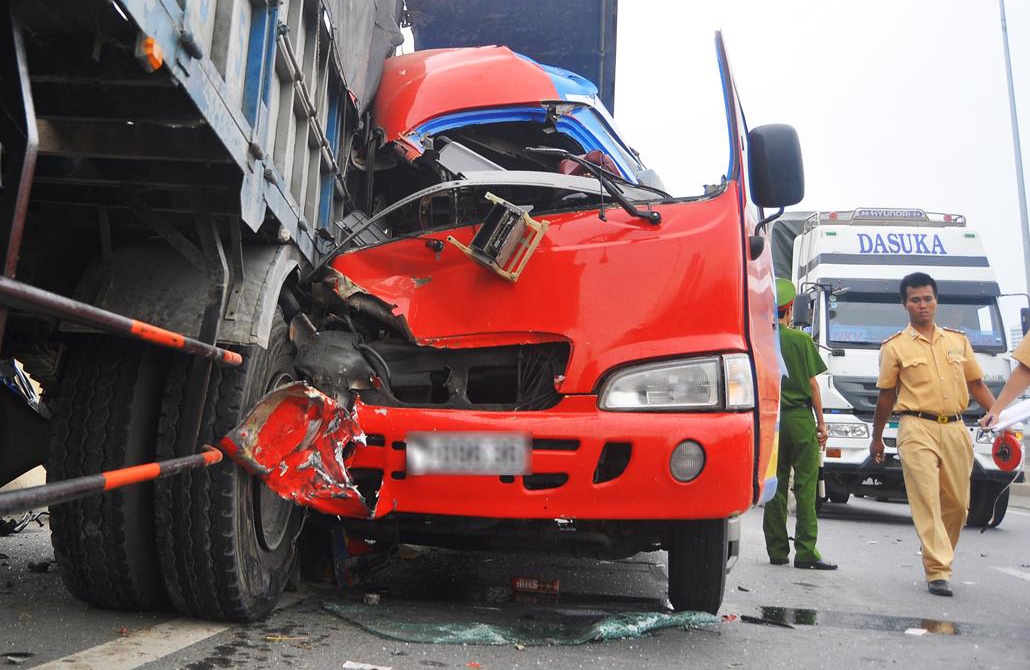 Oto khach huc xe tai, nhieu nguoi nguy kich hinh anh