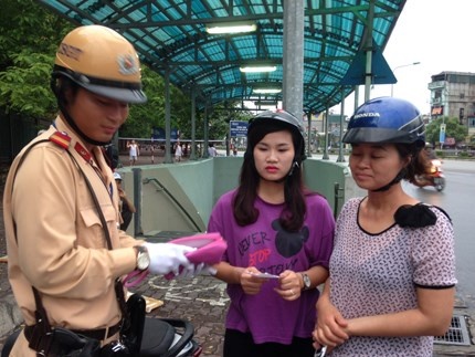 CSGT tra 4 trieu, the du thi kip thoi cho nu sinh hinh anh