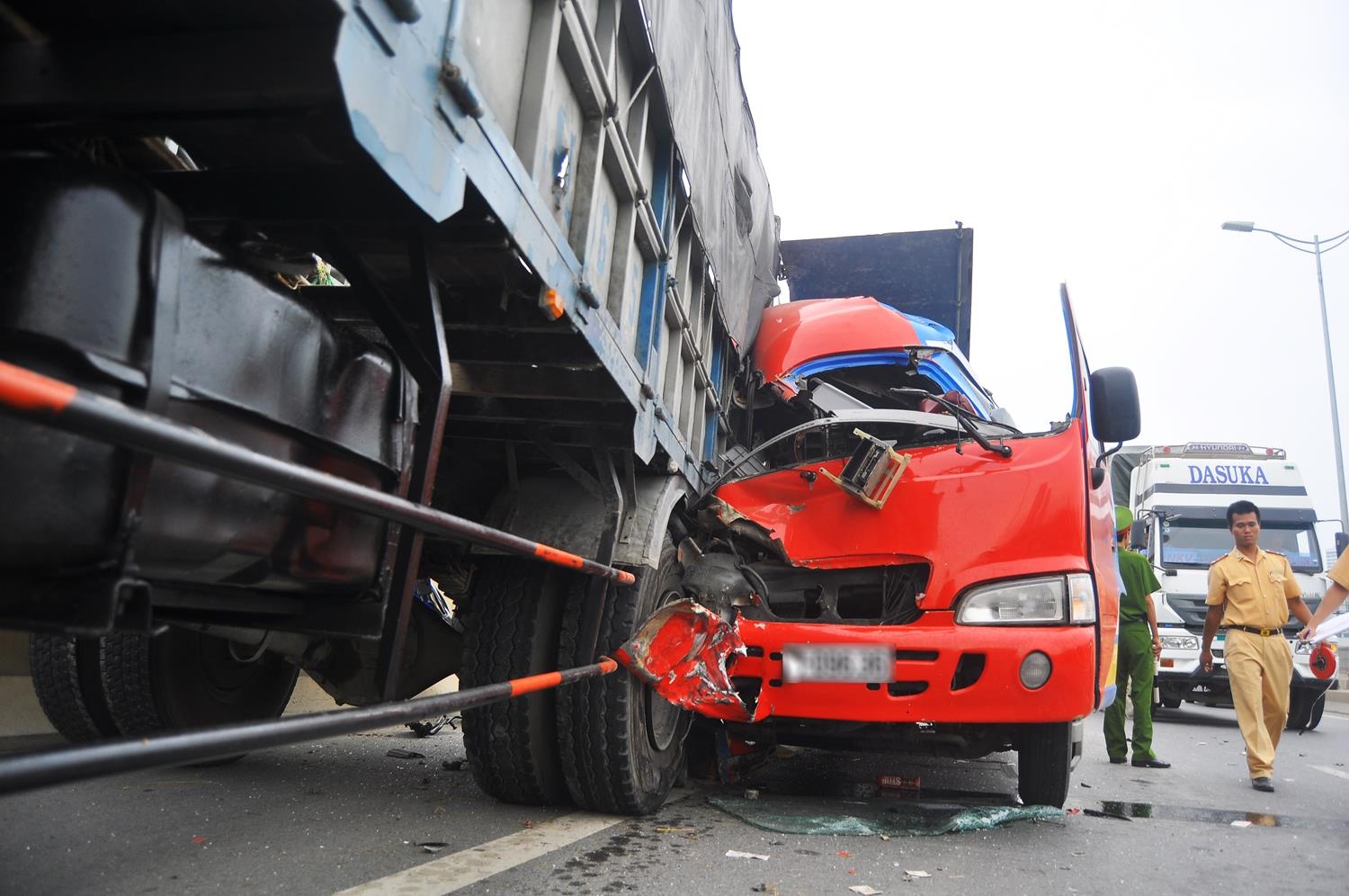 Một số nhân chứng cho biết, vào khoảng thời gian trên, chiếc xe ô tô khách mang biển kiểm soát 29B - 096.36 đi theo hướng Mỹ Đình - Khuất Duy Tiến, khi đến đoạn đường trên đã tránh chiếc taxi đi cùng chiều. Do đi với tốc độ nhanh nên khi tránh xe taxi, chiếc ô tô khách đã đâm mạnh vào chiếc xe tải mang biển kiểm soát 36L - 9695 đi rất chậm bên tay phải cùng chiều.