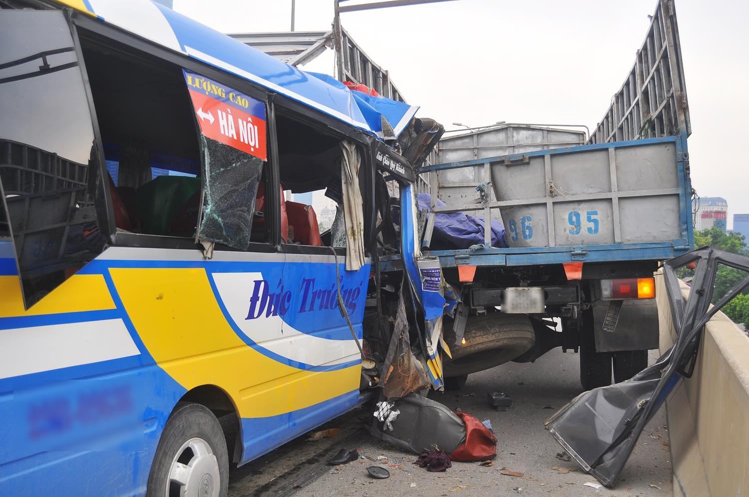 Cú đâm mạnh khiến 5 người phải nhập viện, 3 người trong tình trạng nguy kịch. Theo thông tin ban đầu, một người đã tử vong tại chỗ. Hiện vẫn chưa rõ danh tính nạn nhân. Ngay sau khi nhận được thông tin, lực lượng chức năng đã có mặt khám nghiệm hiện trường, giải toả giao thông và điều tra nguyên nhân vụ tai nạn.