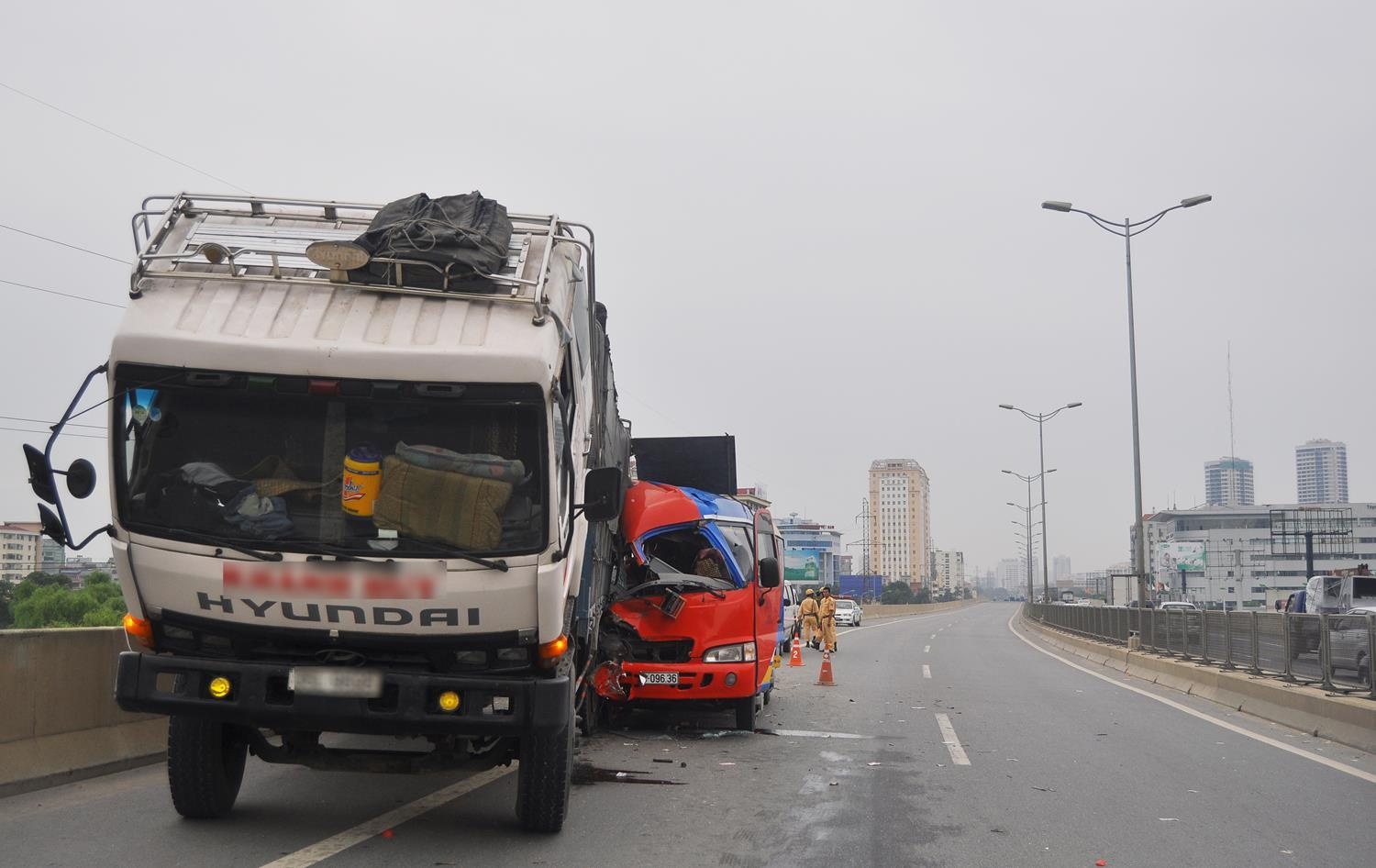 Khoảng 13h25 ngày 5.7 tại đường trên cao (đoạn gần bến xe Mỹ Đình) đã xảy ra một vụ tai nạn rất nghiêm trọng. Theo thông tin ban đầu, vụ tai nạn khiến một người trên xe ô tô khách tử vong.