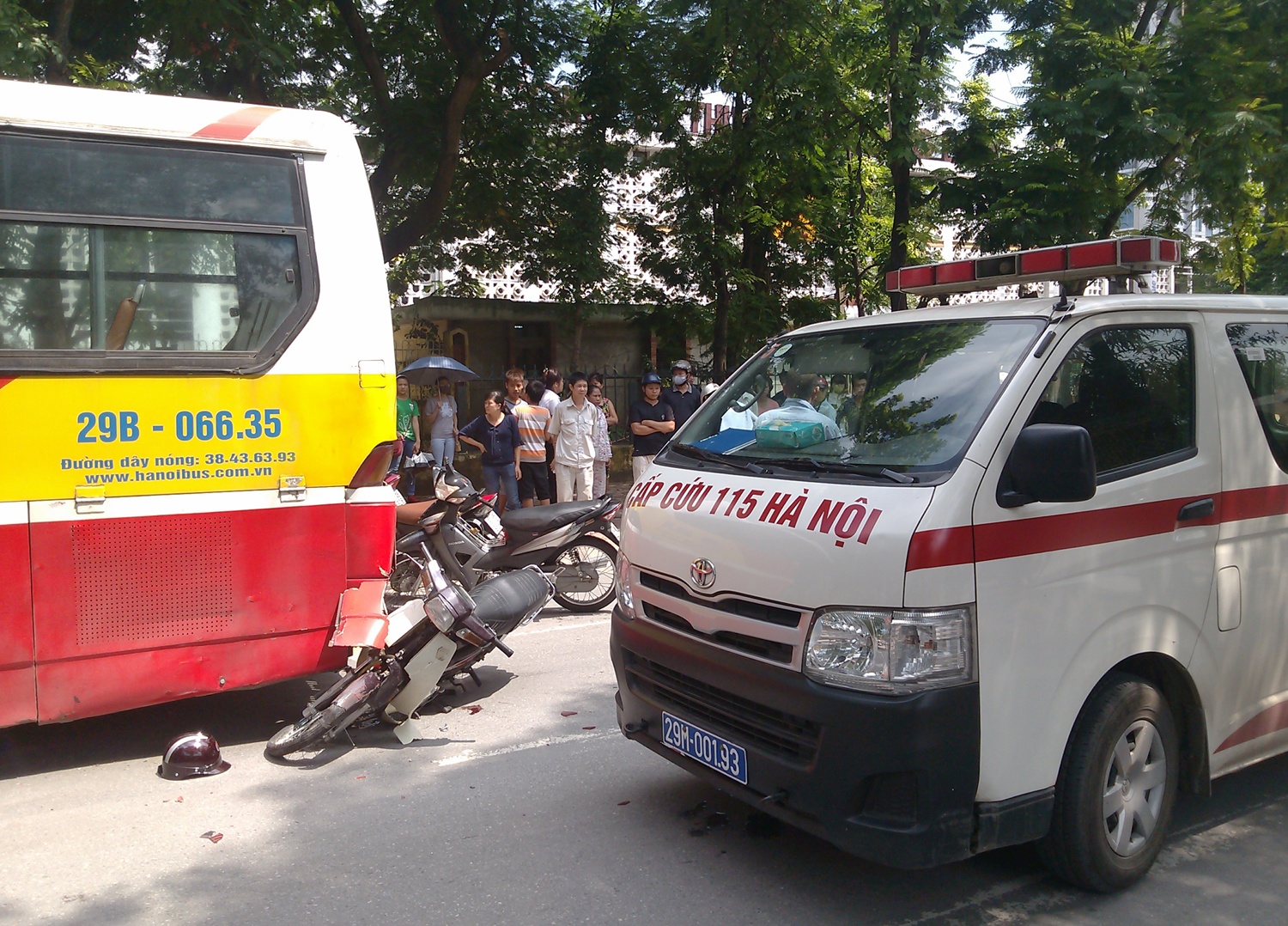 Va vao xe bus, mot nam thanh nien nguy kich hinh anh