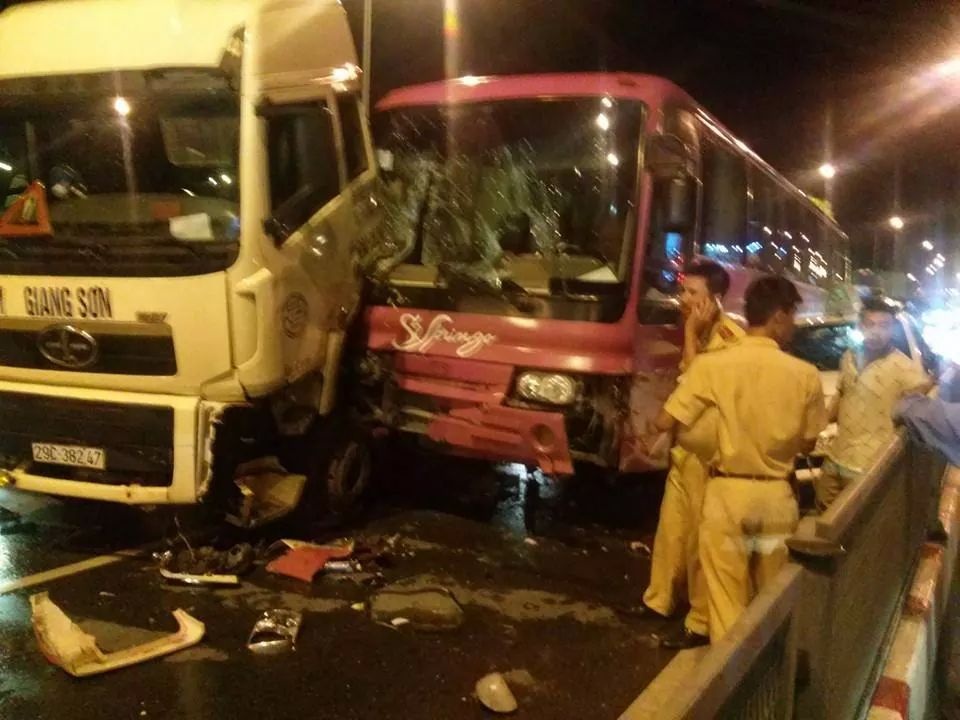 Dam lien hoan tren cau, xe khach dinh chat vao dau xe tai hinh anh