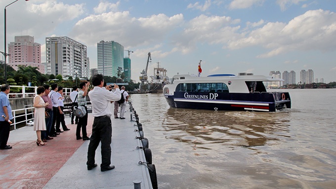 Chiếc tàu cao tốc đang chuẩn bị cập cảng Công viên Bạch Đằng (Q1). 