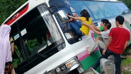 Hiện trường vụ lật xe khiến hàng chục hành khách phải thoát ra ngoài bằng cửa sổ.