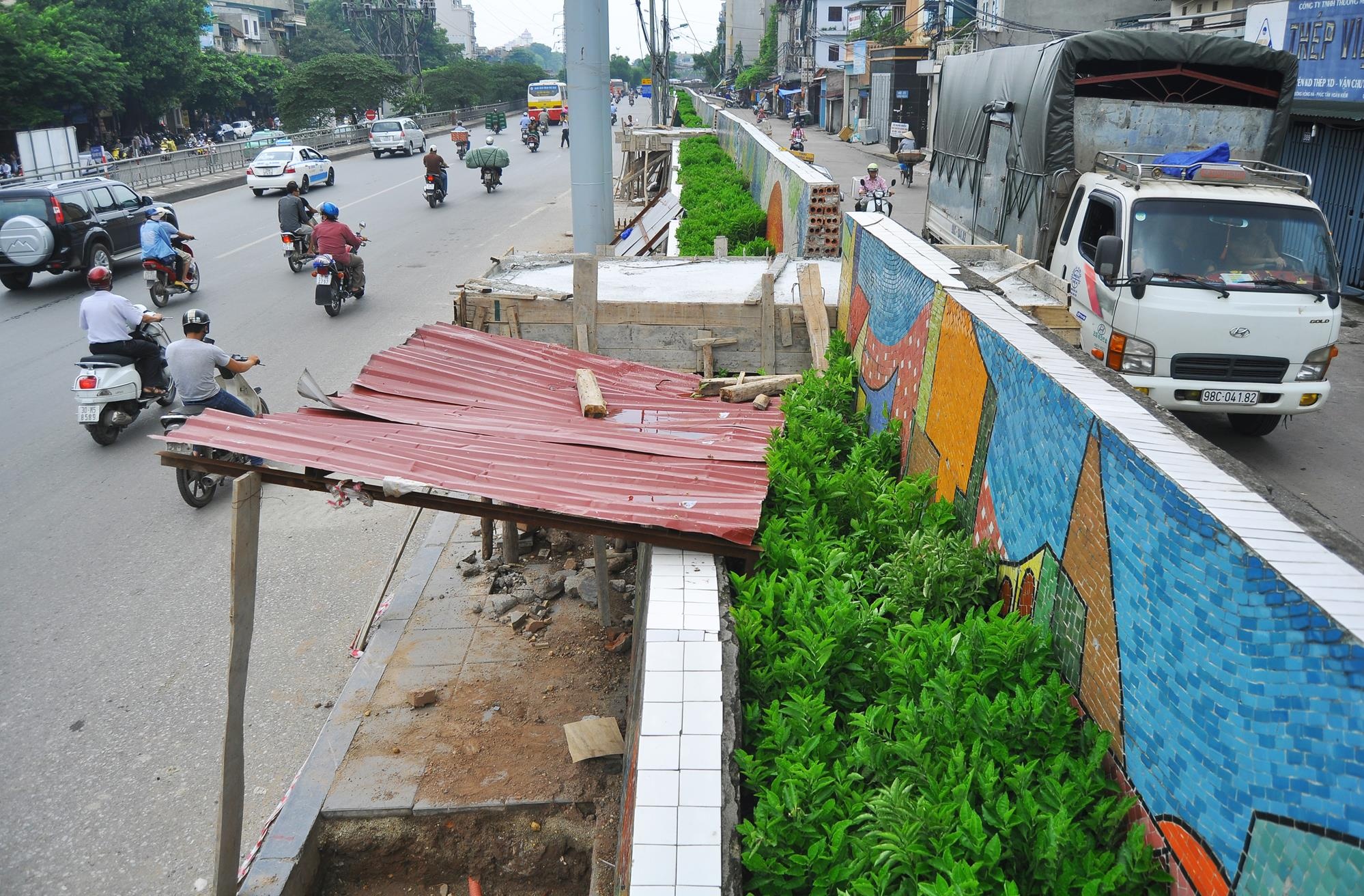Con đường gốm sứ khởi đầu từ cửa khẩu Phú Thượng (Tây Hồ) xuôi theo dòng chảy con sông Hồng đến cuối phố Trần Quang Khải giáp với đường Nguyễn Khoái với 27 đoạn tranh gốm nối tiếp nhau theo các chủ đề như: Các họa tiết hoa văn theo dòng chảy lịch sử từ Đông Sơn qua Lý - Trần - Lê - Nguyễn.