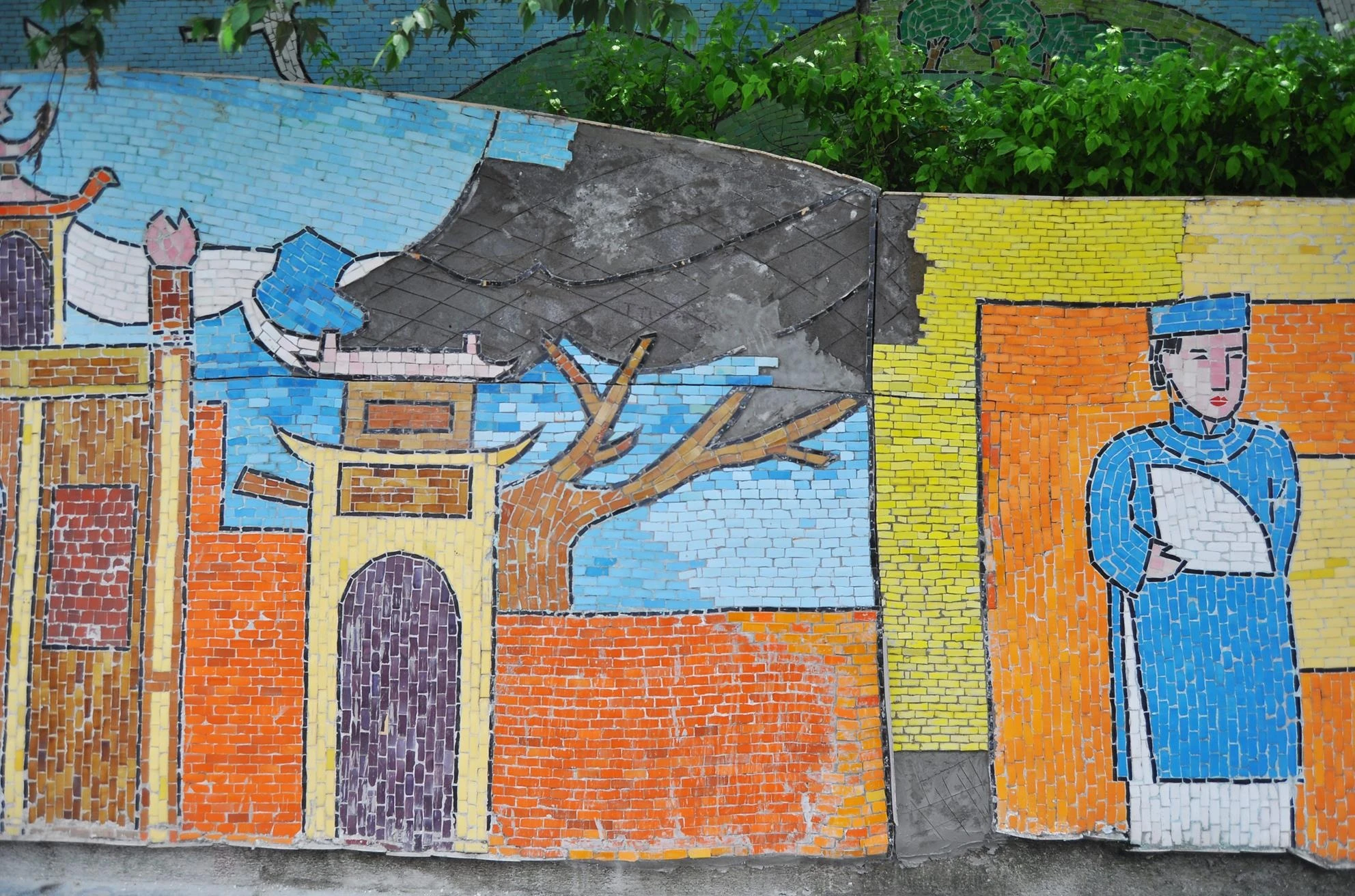 Cũng trong dịp này, tổ chức kỷ lục thế giới – Guiness đã công nhận, trao bằng chứng nhận kỷ lục bức tranh ghép gốm sứ lớn nhất thế giới cho đoạn tranh “Hoa văn Việt nam trong dòng chảy lịch sử” dài 810m vào tháng 10-2010.