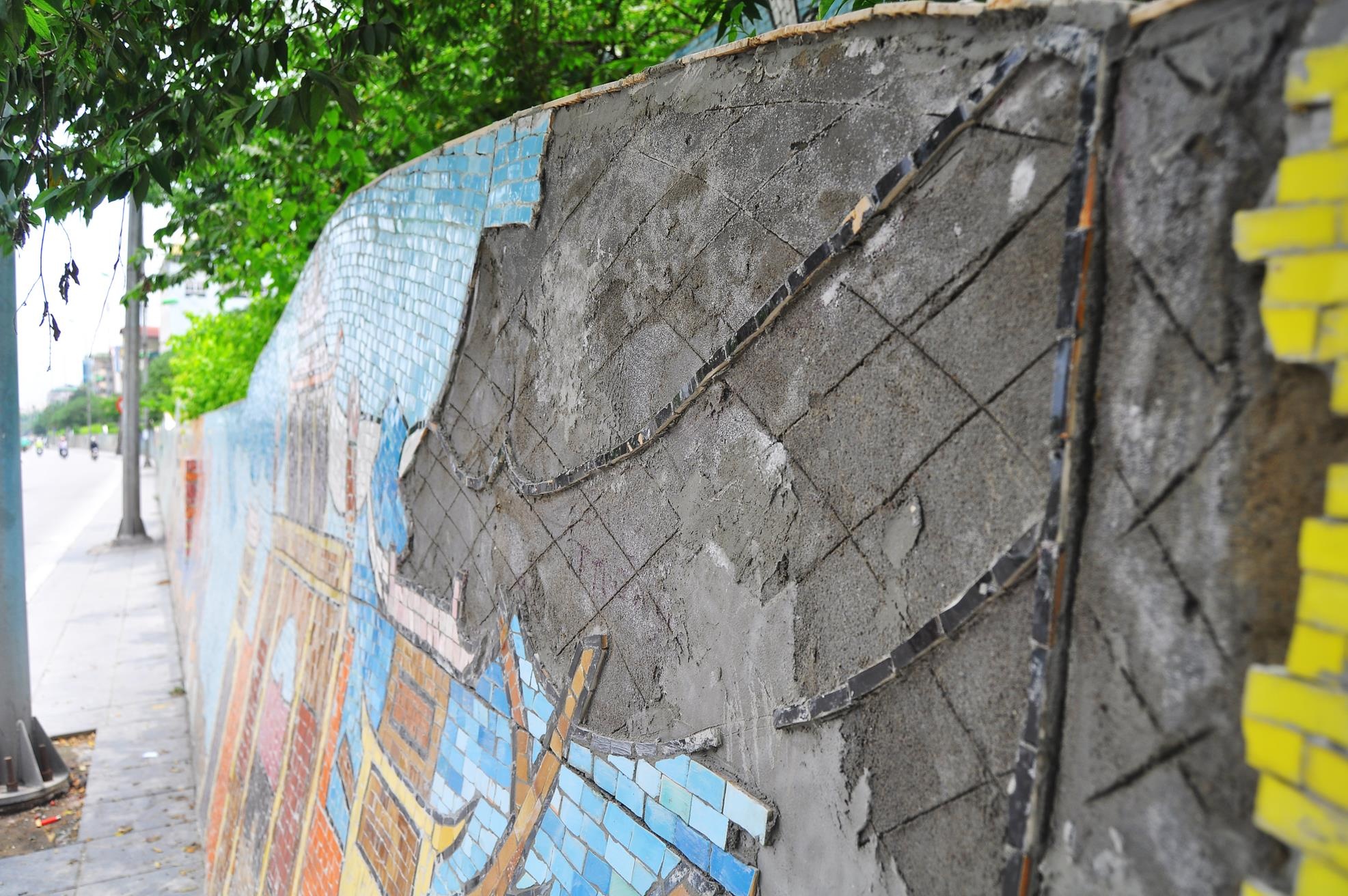 Bà Loan (68 tuổi), người dân ở phố Hồng Hà (Ba Đình, Hà Nội) cho hay, các vết nứt xuất hiện từ những năm trước nhưng mới đây tình trạng này xuất hiện thường xuyên ở nhiều đoạn trên diện rộng. Nhiều vị trí bong tróc từng mảng lớn nhưng không thấy được sửa lại.