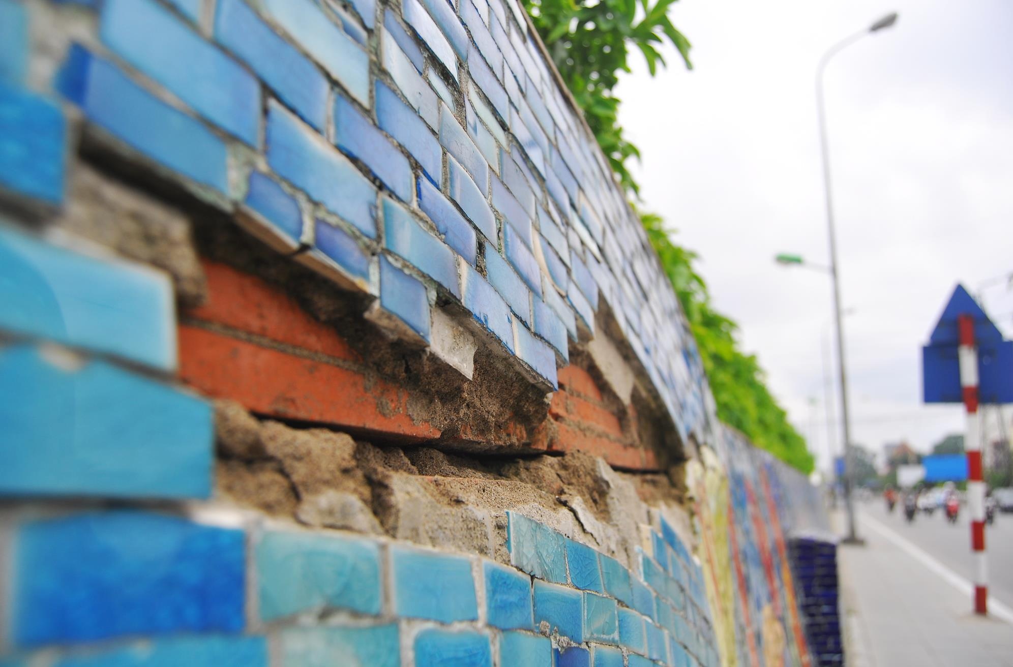 “Nếu không kịp thời có phương án sửa chữa, sẽ không lâu sau toàn bộ bức tranh kỷ lục này sẽ bị hư hỏng hoàn toàn”, bà Loan quan ngại.