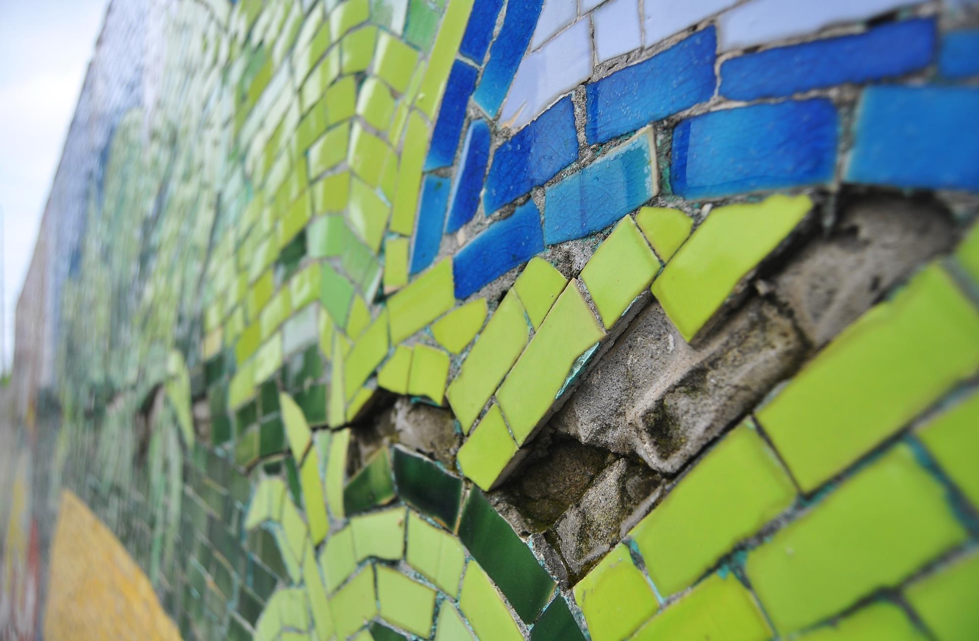 Ghi nhận tại tuyến đường gốm sứ ngày 16/7, Hầu hết dọc tuyến đường đều có vết nứt nẻ xuất hiện. Tại nhiều điểm, các mảnh gốm bị bong tróc có nguy cơ mở rộng và đổ xuống bất cứ lúc nào. 