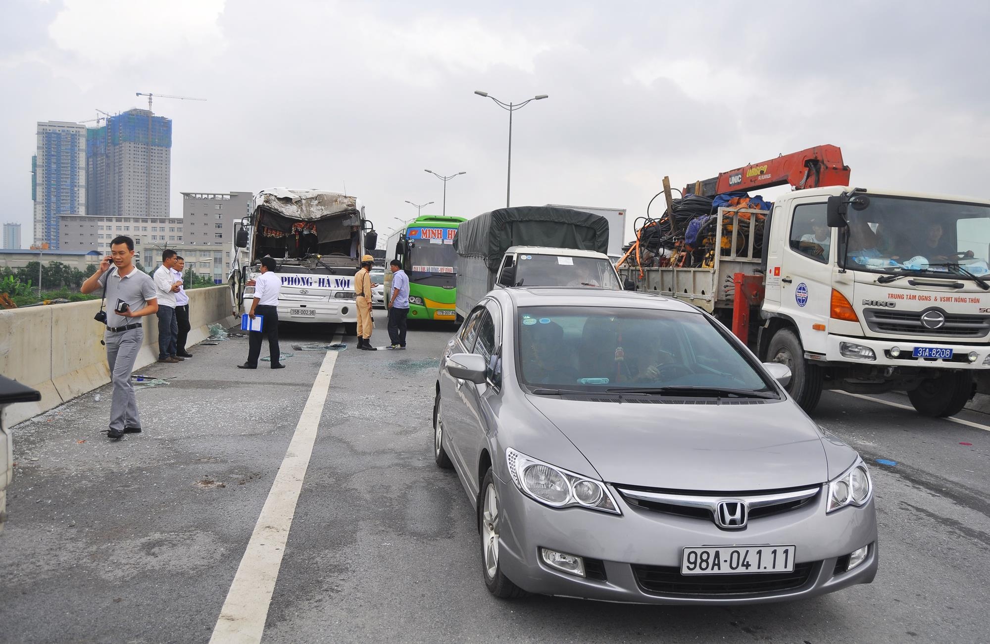 Khoảng 10h45 ngày 17/7, một vụ tai nạn xảy ra tại đường trên cao, đoạn Nguyễn Xiển (Hoàng Mai, Hà Nội) giữa một chiếc xe chở khách với một xe bồn chở bê tông khiến giao thông ùn tắc kéo dài.