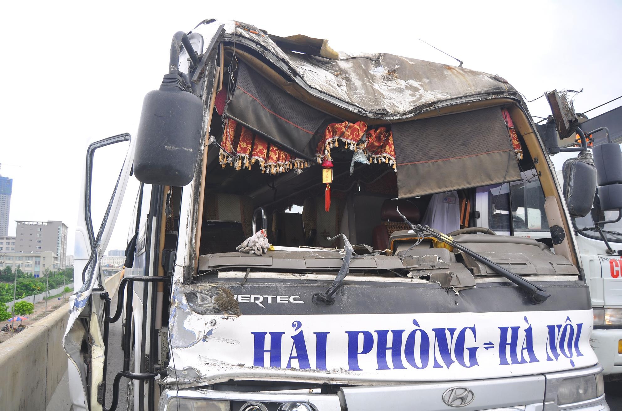 Tong vao duoi xe bon, xe khach bep dau hinh anh