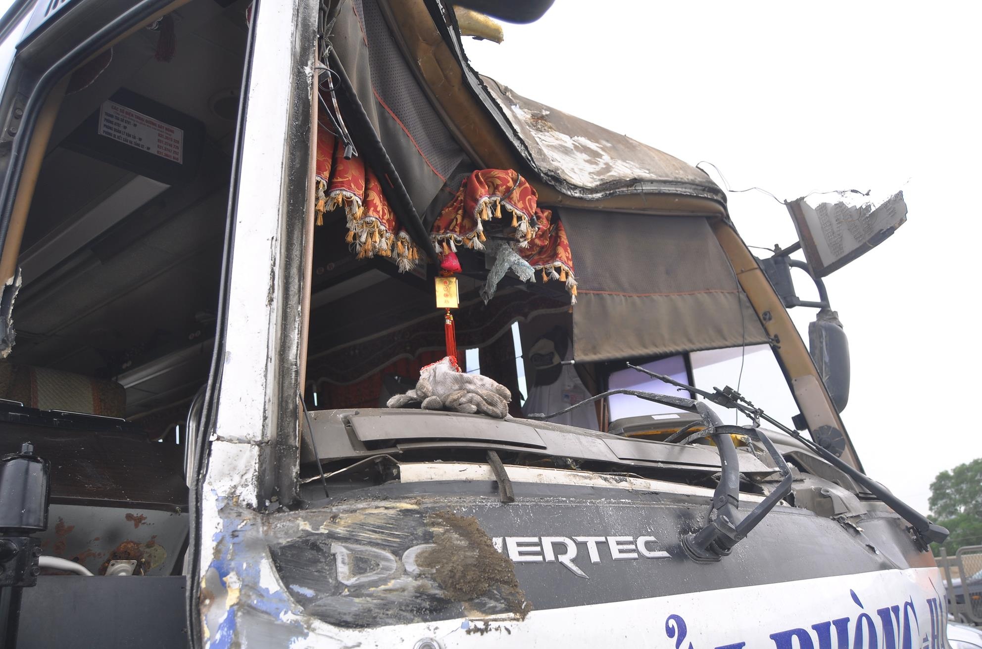 Cú phanh gấp của chiếc xe bồn khiến xe khách không phản xạ kịp tông vào phần sau. Ngay sau đó, tài xế chiếc xe bồn tiếp tục lái di chuyển khỏi khu vực xảy ra tai nạn. Nhiều người chứng kiến nhanh chóng báo lực lượng chức năng tới hiện trường.