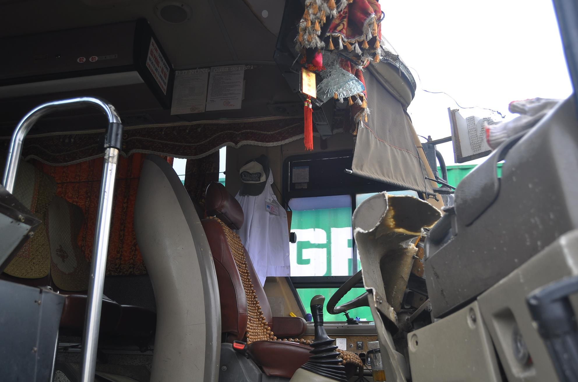 Tại hiện trường, chiếc xe khách đã tấp vào vệ đường, toàn bộ tuyến đường trên cao đã bị ùn tắc kéo dài. Ca bin chiếc xe khách bị bẹp rúm, kính chắn bị vỡ vụn rơi xuống lòng đường. 