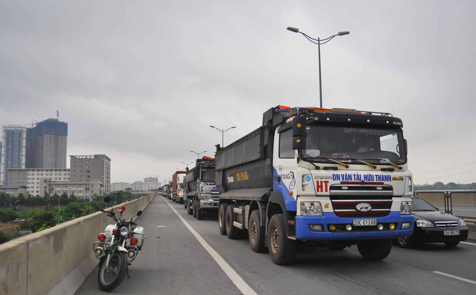 .Trung tá Nguyễn Mạnh Dầu, đội trưởng đội CSGT 14 cho hay: “Vụ tai nạn xảy ra đúng giờ cao điểm ở đường trên cao gây ùn tắc kéo dài 3-4km. Ngay khi nhận được tin báo, đội CSGT 14 đã phân thành 3 nhóm phân làn từ nút giao thông Cầu Giẽ - Pháp Vân, đường cao tốc Cầu Giẽ - Ninh Bình và tới hiện trường phân làn giao thông kịp thời. Rất may, vụ tai nạn không thương vong về người”.