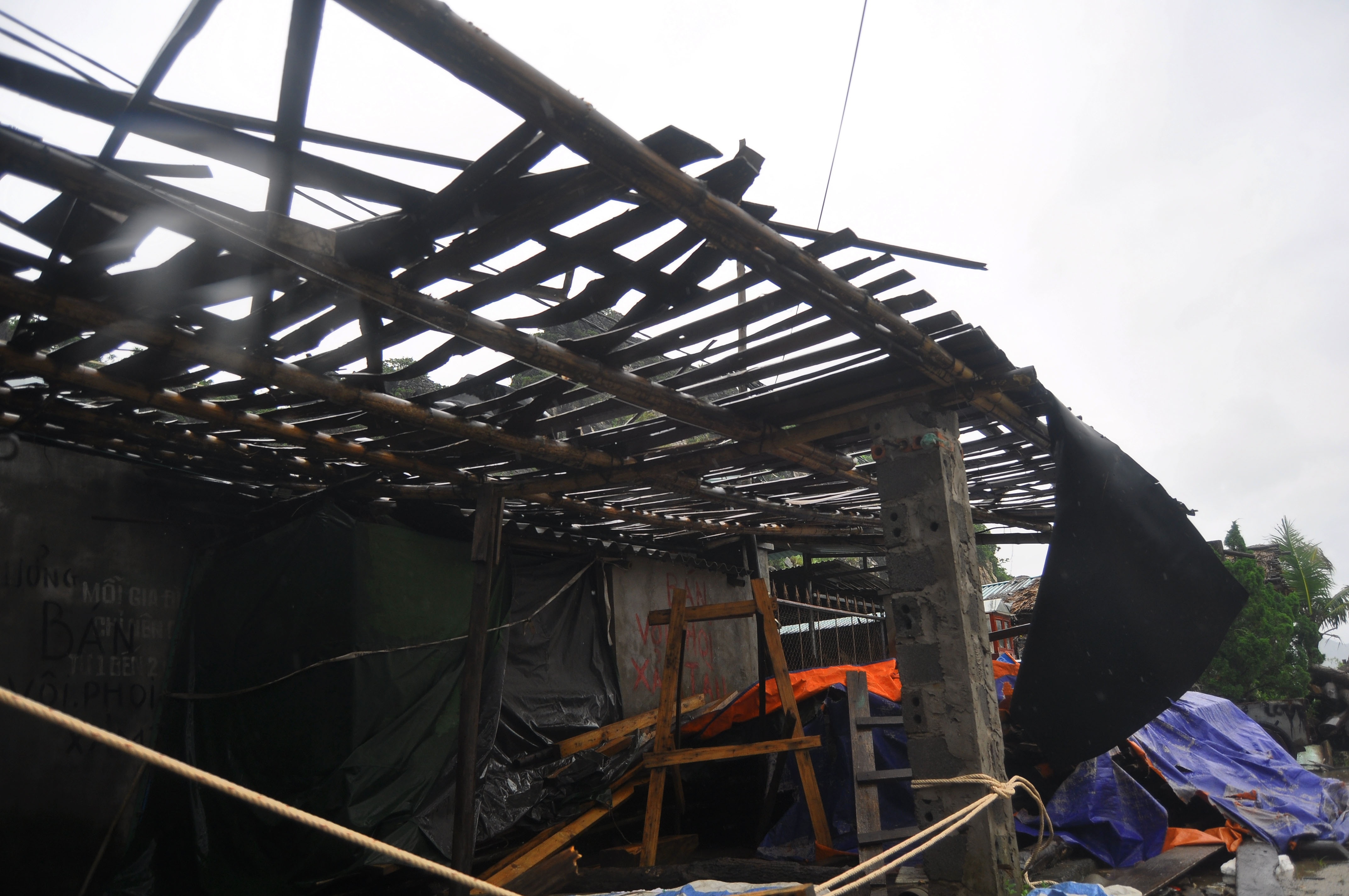 Chiều ngày 19/7, siêu bão Thần Sấm đã đi qua cảng Cái Rồng, huyện Vân Đồn (Quảng Ninh). Tại đây, nhiều ngư dân bắt đầu trở lại tàu dọn dẹp chuẩn bị đón những ngày ra khơi sắp tới.