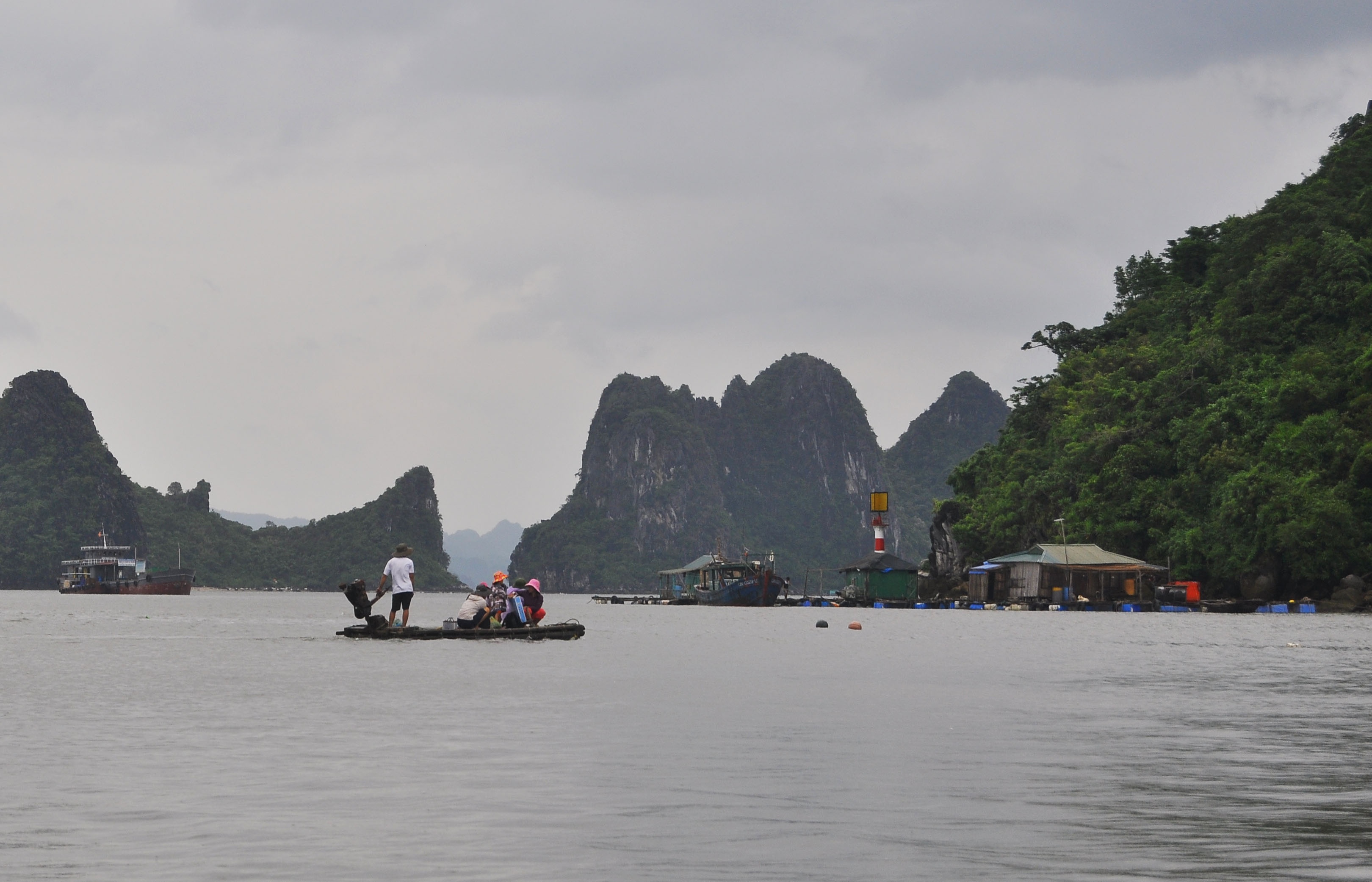 Hì hụi nhấc chiếc biển hiệu tàu khách lên lắp lại, anh Quân, một thuyền viên cho biết siêu bão Thần Sấm lần này lệch hướng lên Móng Cái giáp biên giới Trung Quốc nên không gây thiệt hại lớn ỏ Vân Đồn. Gió giật cũng không gây nguy hiểm cho tàu bè như cơn bão số 14 năm 2013. Dù gió không quá mạnh nhưng hướng thổi từ phía Nam khác với hướng Đông như thường lệ.