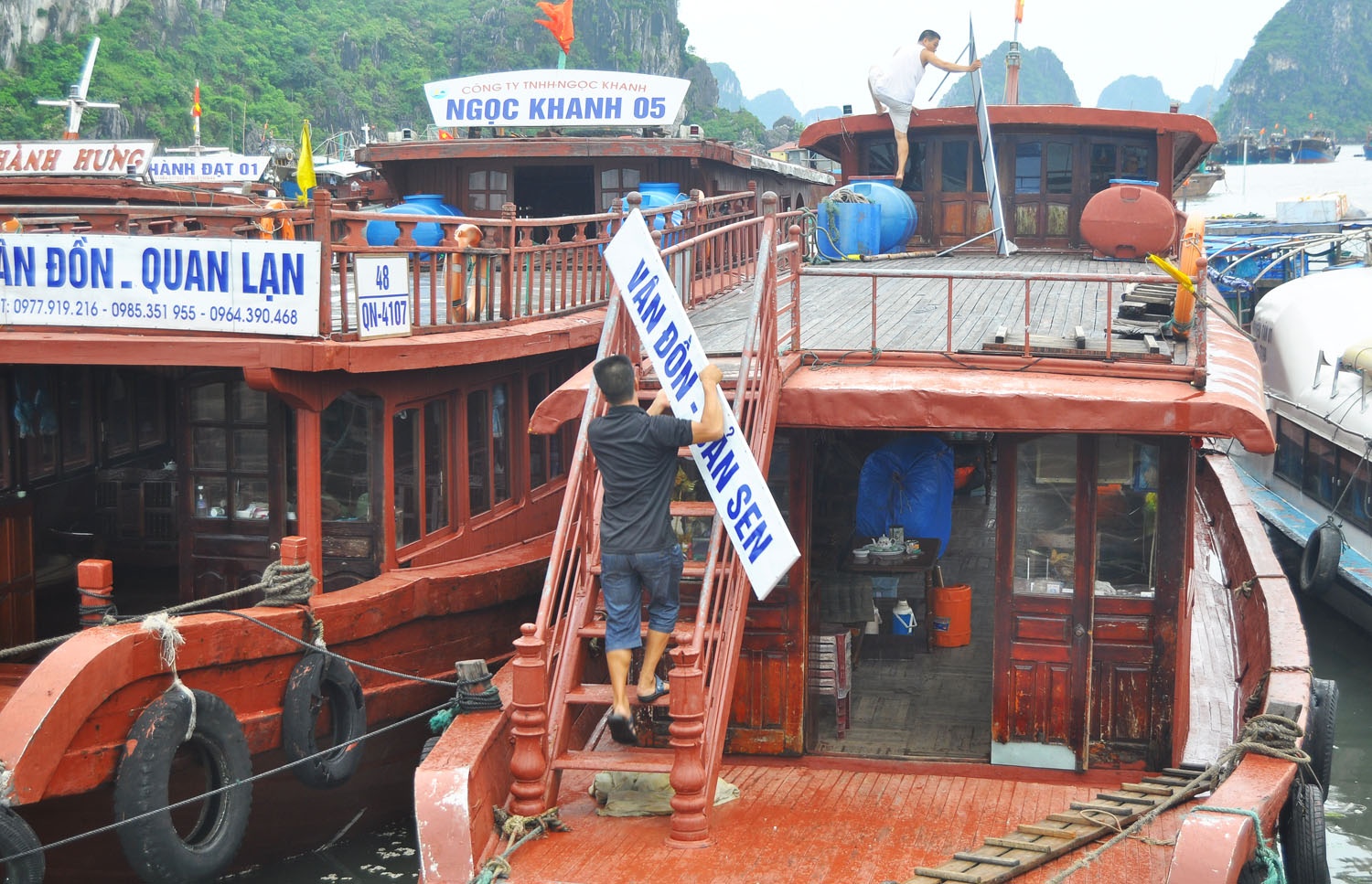 Don dep tau cho khach du lich sau bao Than Sam hinh anh