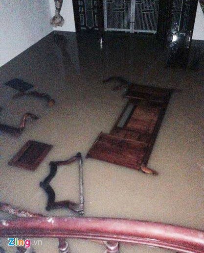 Hình ảnh bên trong một ngôi nhà đã bị ngập nước. Nhiều đồ đạc vương vãi sau khi chịu tác động hoàn lưu bão số 2