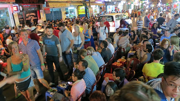 Du khách ăn nhậu đêm tại Bùi Việt Q1 (TP HCM).