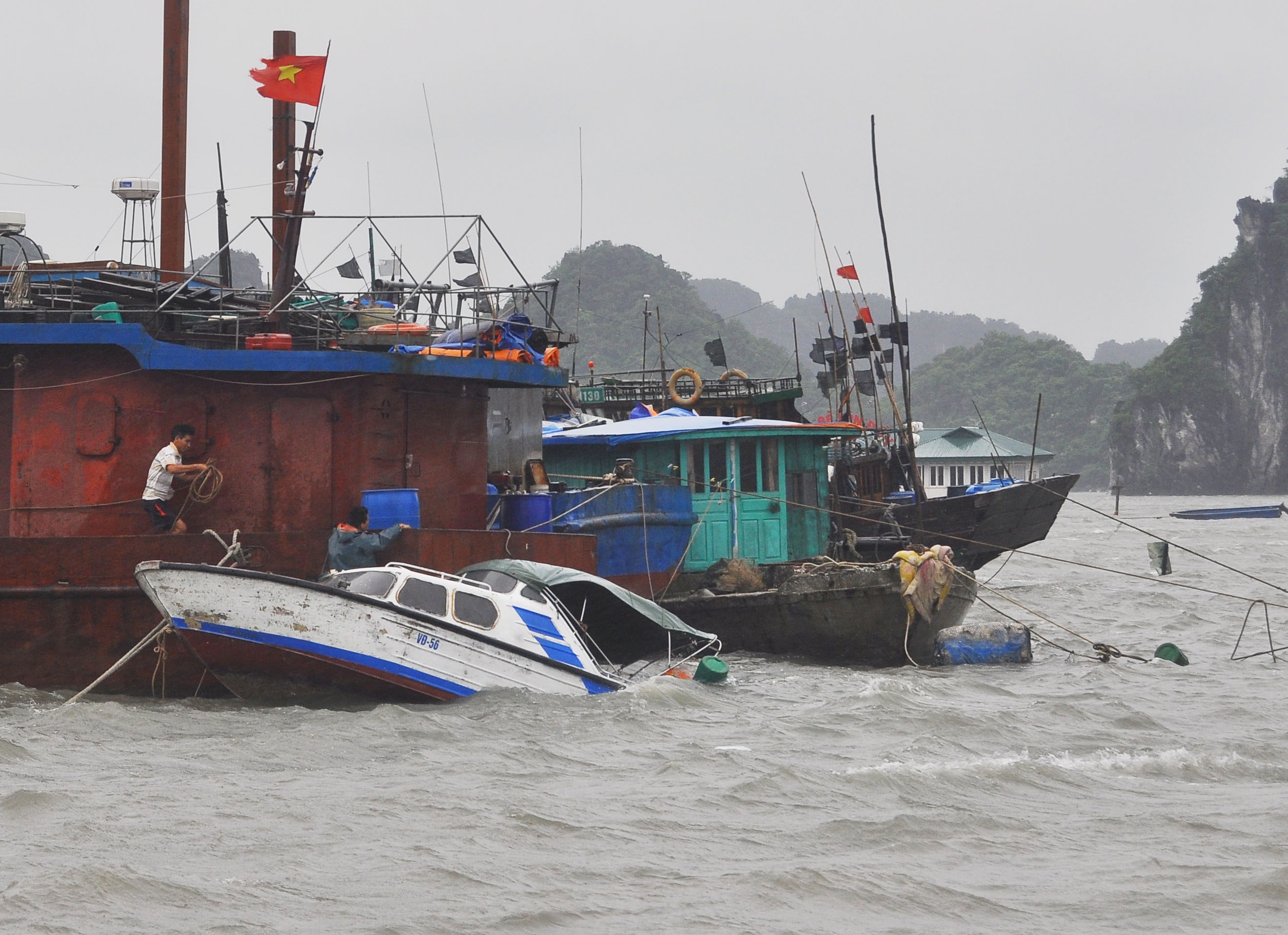 Khoanh khac bat luc khi ca no bi Than Sam danh chim hinh anh