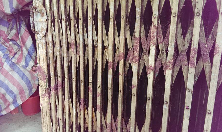 Cu ba gan 80 tuoi lien tuc bi khung bo bang 'bom' mam tom hinh anh