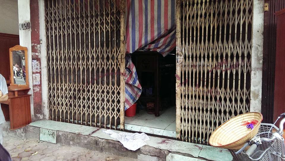 Cửa ngôi nhà 1018 Đê La Thành, nơi ở của bà Sửu thường xuyên bị khủng bố bằng bom bẩn.