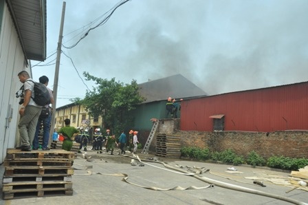 Khoảng hơn 10h ngày 24/7, tại kho chứa cồn địa chỉ số 1 đường Phan Trọng Tuệ, Thanh Trì, Hà Nội đã xảy ra một vụ cháy lớn khiến nhiều hàng hóa bị thiêu rụi.